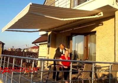 Раздвижная маркиза, тент или навес защитят от палящих лучей и дождя и сохранят красивый обзор.