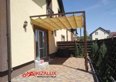 Небольшая терраса с перголой