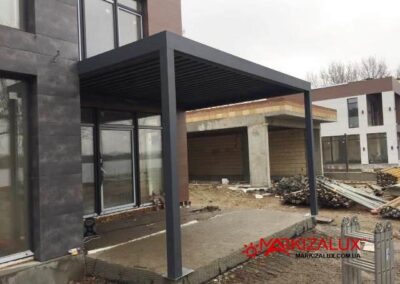 Ламельная пергола для защиты от солнца и дождя